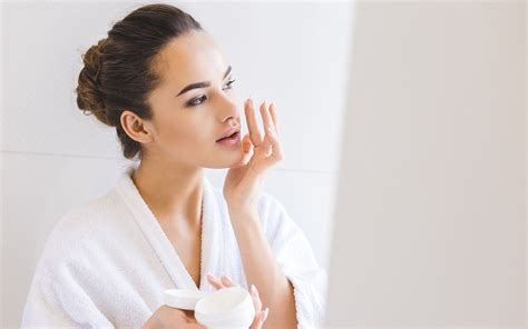 7 Cara Merawat Kulit agar Tetap Sehat dan Bercahaya yang Bisa Kamu Coba Hari Ini! 7 Cara Merawat Kulit agar Tetap Sehat dan Bercahaya yang Bisa Kamu Coba Hari Ini!