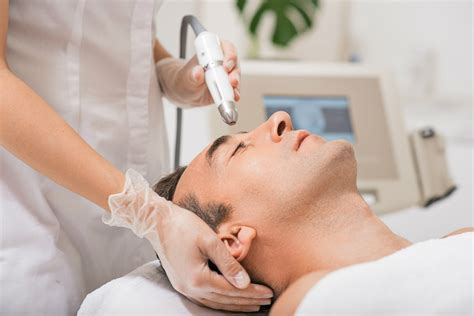 7 Treatment Wajah Pria Terdekat yang Bikin Kamu Semakin Ganteng dan Perhatian!