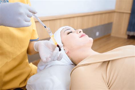 5 Paket Facial Anti-Aging Bikin Kulit Kinclong Kayak Artis! 😱