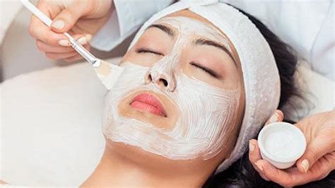 5 Paket Facial Anti-Aging Bikin Kulit Kinclong Kayak Artis! 😱