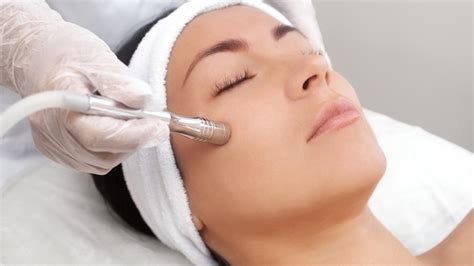 5 Paket Facial Anti-Aging Bikin Kulit Kinclong Kayak Artis! 😱