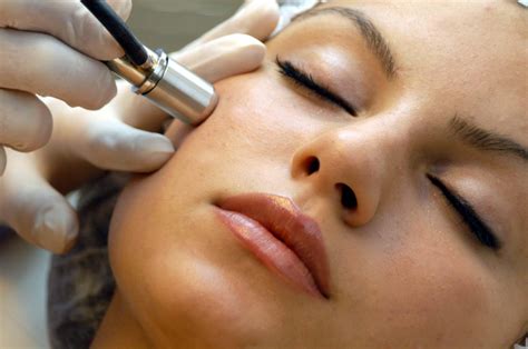 5 Paket Facial Anti-Aging Bikin Kulit Kinclong Kayak Artis! 😱
