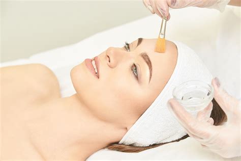 5 Paket Facial Anti-Aging Bikin Kulit Kinclong Kayak Artis! 😱