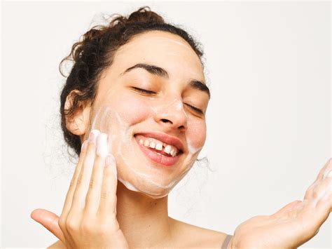 5 Rahasia Glowing Alami dengan Perawatan Bening Skincare yang Wajib Kamu Tahu! 5 Rahasia Glowing Alami dengan Perawatan Bening Skincare yang Wajib Kamu Tahu!