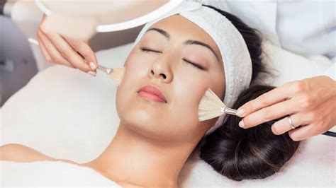 7 Nama Perawatan Wajah Kekinian yang Bikin Glowing Maksimal 7 Nama Perawatan Wajah Kekinian yang Bikin Glowing Maksimal