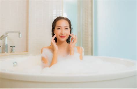 7 Ritual Kecantikan Aneh tapi Ampuh Bikin Kulit Glowing dalam Seminggu! 7 Ritual Kecantikan Aneh tapi Ampuh Bikin Kulit Glowing dalam Seminggu!